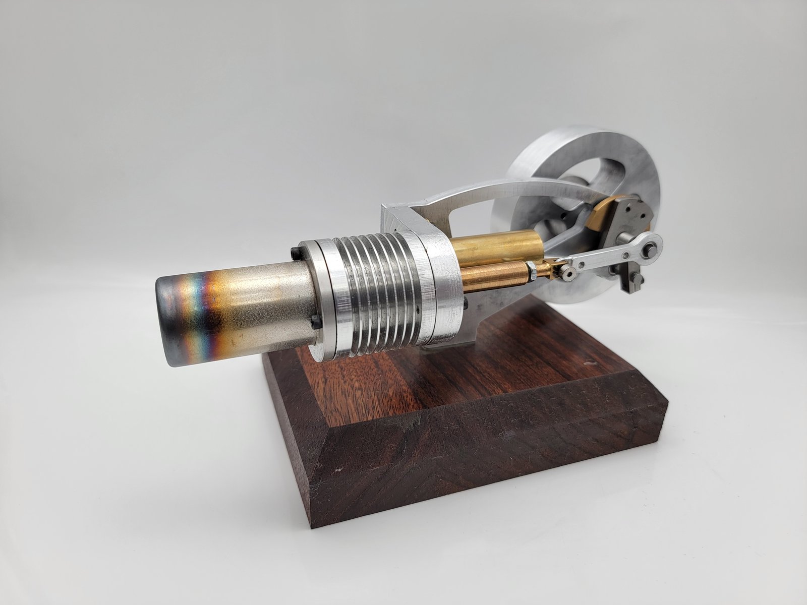 Flywheel, linkage, and displacer cylinder